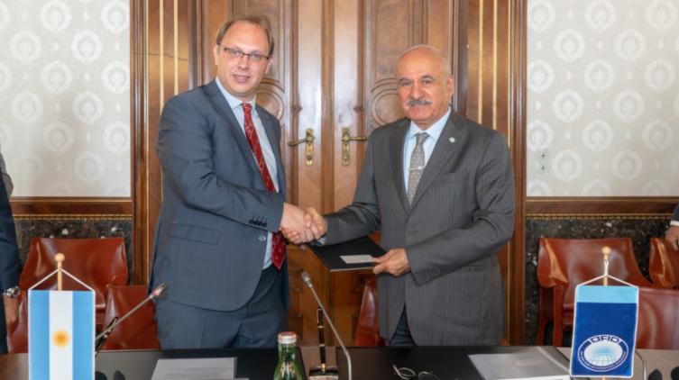 Gonzalo Saglione firmó el acuerdo con el director general del OFID, Suleiman Jasir Al-Herbish.