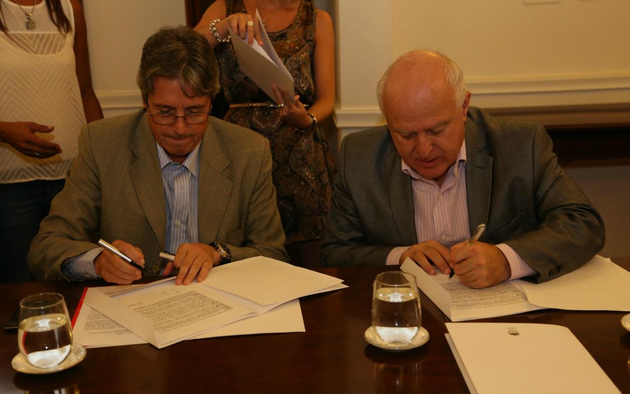 Lifschitz y Garibay en la firma del acta acuerdo.