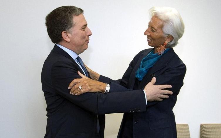 El ministro de Hacienda y la titular del FMI se abrazan de felicidad.