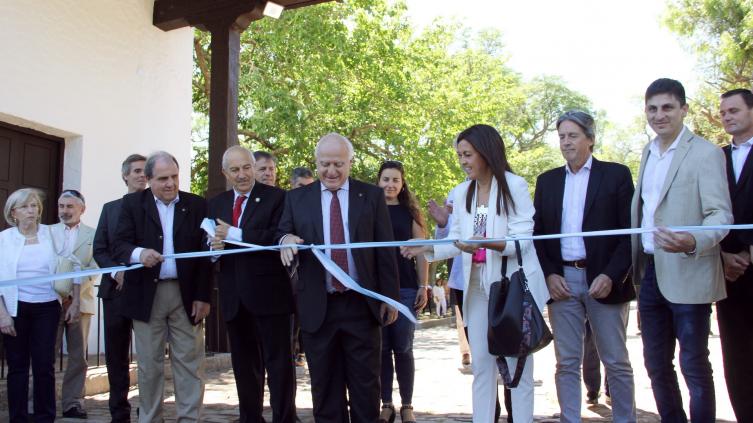 El gobernador inauguró el pórtico de ingreso al Parque Arqueológico Ruinas de Santa Fe La Vieja.