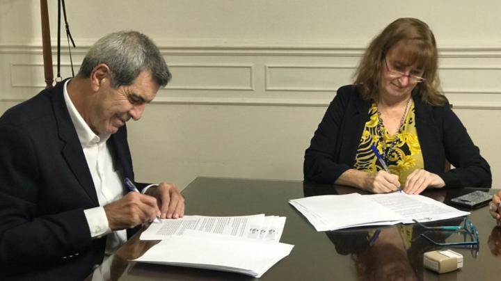 La ministra de Salud, Andrea Uboldi, firma el convenio con la Asociación de Diálisis.