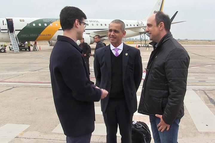 El intendente de Santa Fe recibe, en el Aeropuerto Metropolitano, a miembros de la delegación de Brasil.