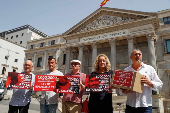 Activistas e favor de la eutanasia se manifiestan frente al Congreso español.  Imagen: EFE
