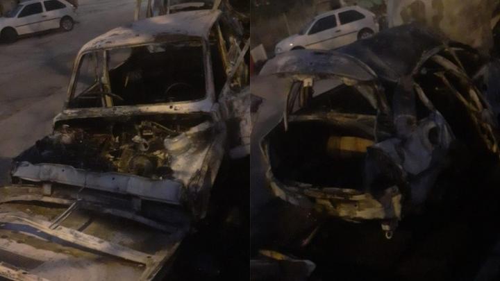 Dos de los autos que fueron quemados en inmediaciones de la subcomisaría 22ª de Donado y Forest.