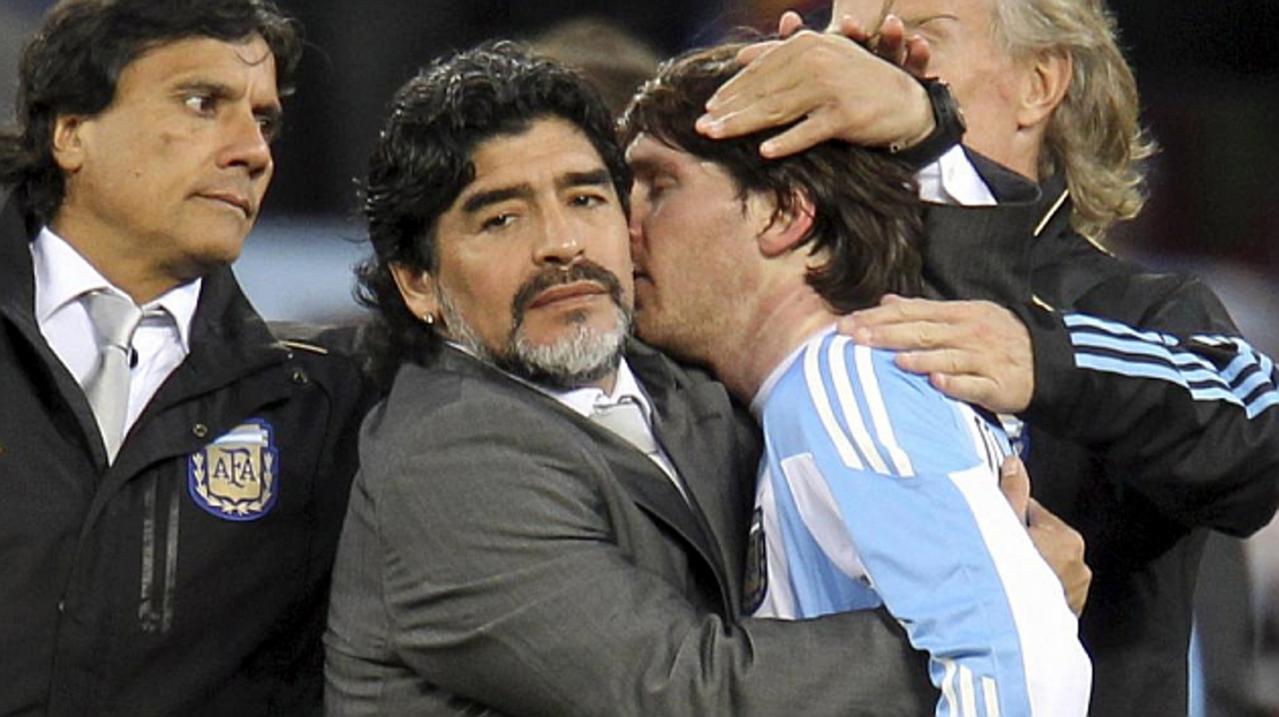 Maradona junto a Messi cuando era técnico de la Selección