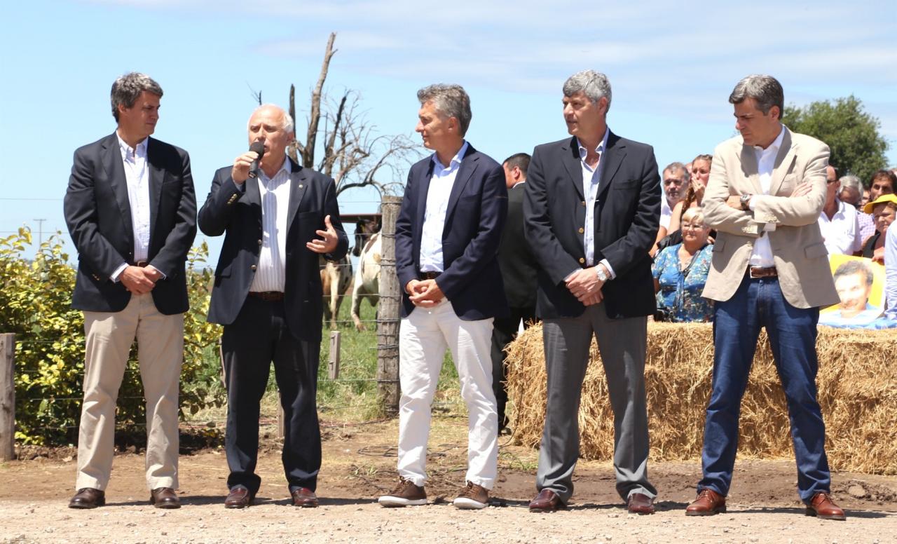El gobernador, Macri y demás autoridades luego de la firma del convenio