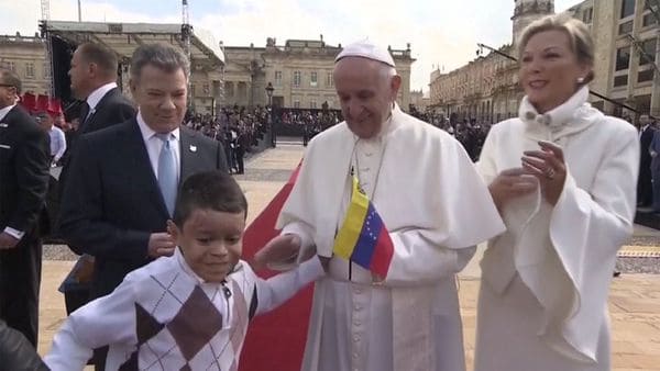 Momento en que el niño la entrega la bandera de Venezuela.