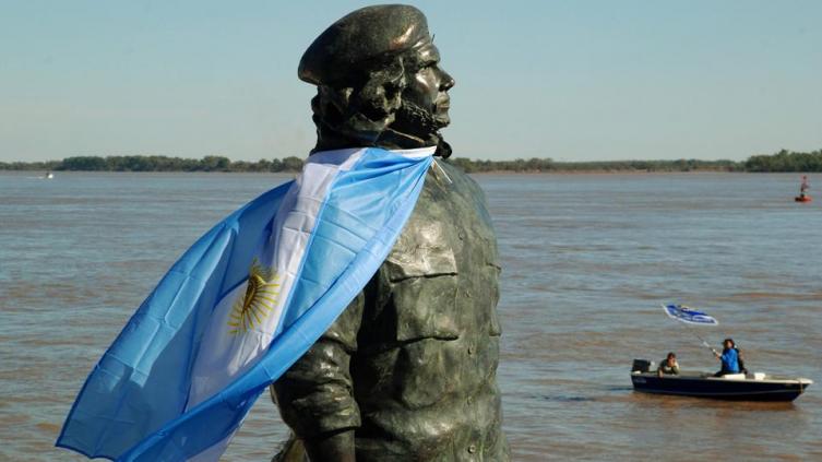 La estatua del Che el día que llegó a Rosario.