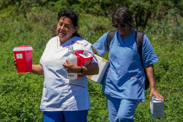 Cómo es vacunar contra el dengue en la isla, casa por casa