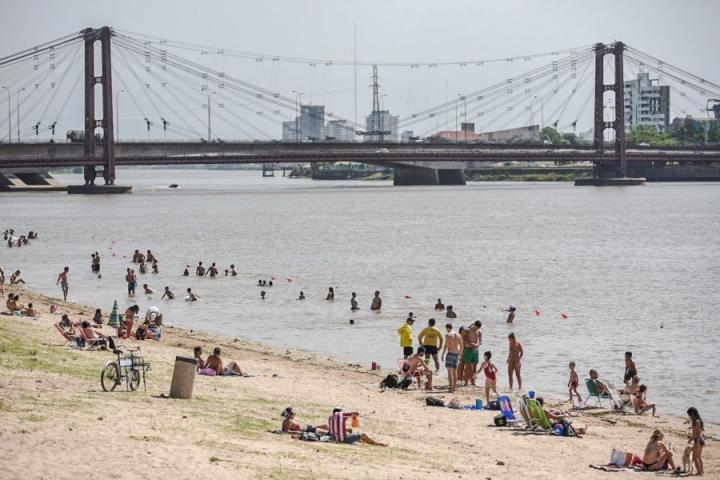 La comunidad santafesina ya puede disfrutar de la playa y soláriums