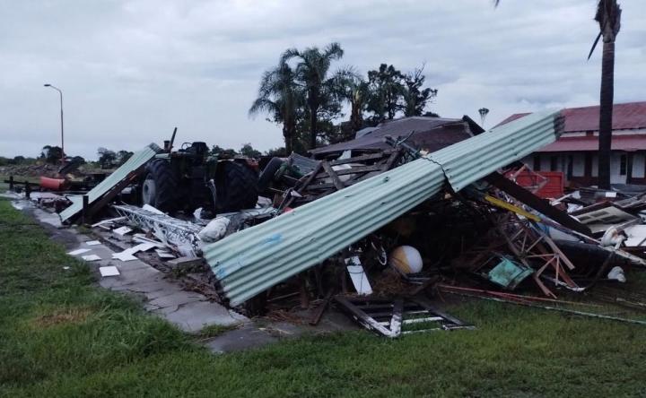 Un violento tornado sacudió a un pueblo de 300 personas