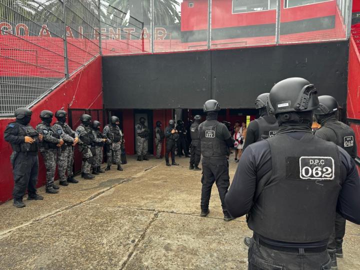 Primera requisa conjunta de policías y penitenciarios en un estadio