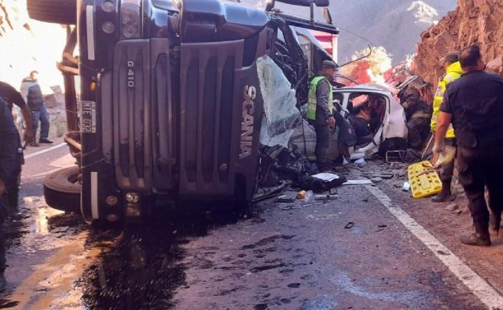 Un camión volcó sobre un auto: un muerto y 5 heridos