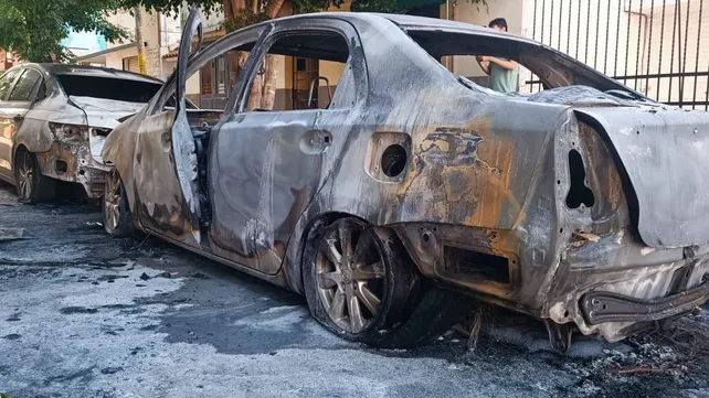 Incendian autos y asesinan a un hombre en plena calle