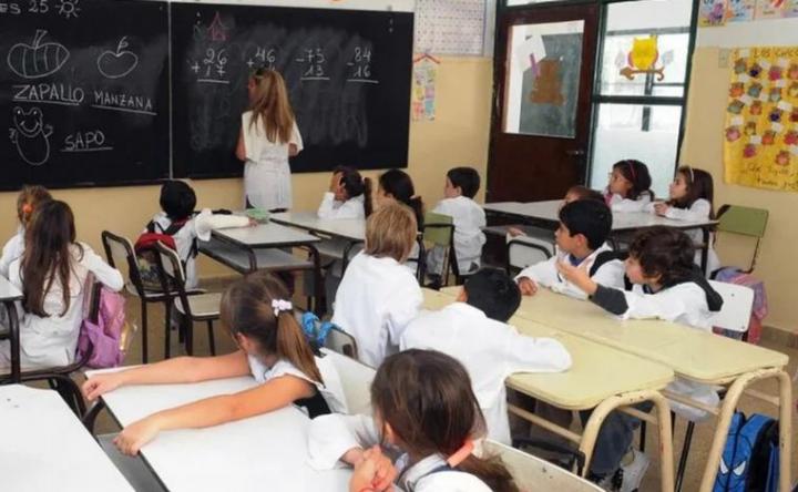 Los maestros siguen cobrando plus por no faltar al trabajo