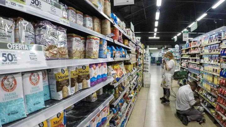 Las ventas en supermercados se desplomaron 17,8%