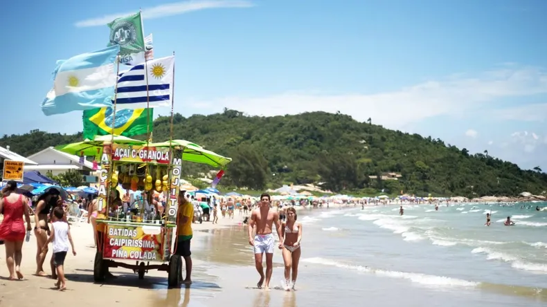 Brasil vs Mar del Plata: cuánto cuesta un día de playa 