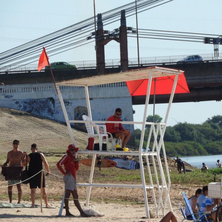 Alerta por palometas: colocan una bandera roja en las playas