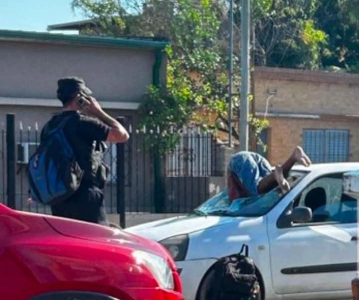 Joven ciclista quedó incrustado en el parabrisas de un auto 