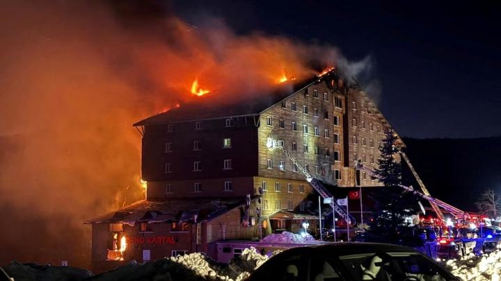 Incendio devastó un hotel de esquí en Turquía: 76 muertos