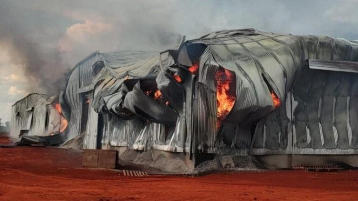 Un voraz incendio arrasó con un depósito de yerba