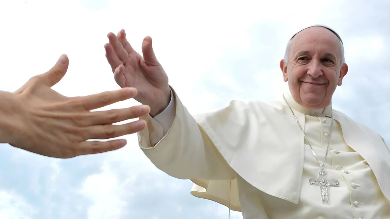 El papa Francisco trabaja en el hospital