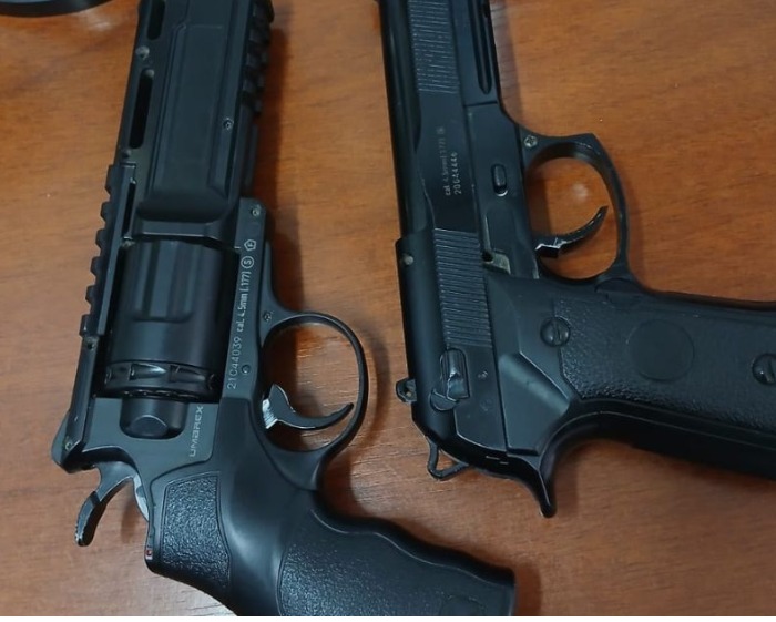 Alumnos fueron a la escuela con dos pistolas de aire comprimido