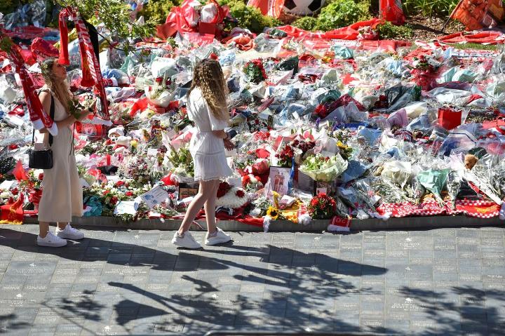 La esposa de Diogo Jota visitó el santuario que armaron los hinchas del Liverpool