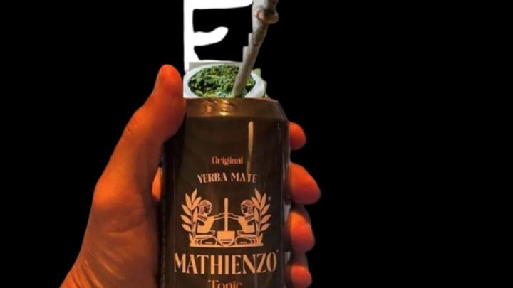 Salió un mate en lata, sin bombilla y mezclado con agua tónica