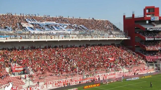 Oficial: vuelven los visitantes al fútbol argentino