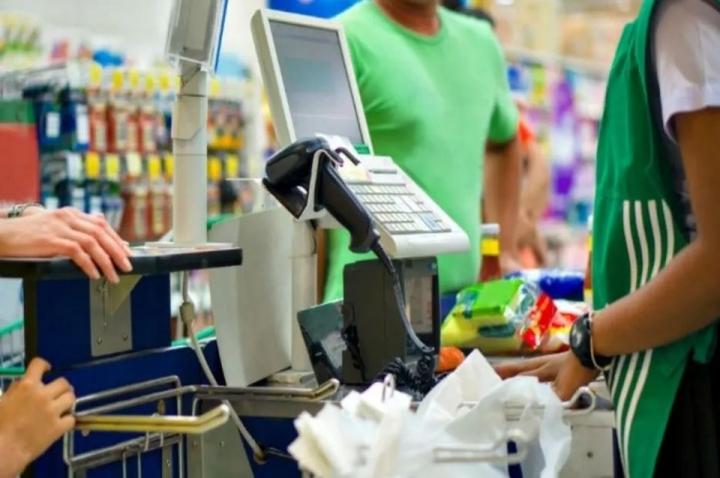 Alimenticias remarcan precios y piden subas de un 8%