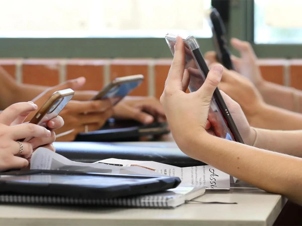 Francia prohibió los celulares en todas las escuelas