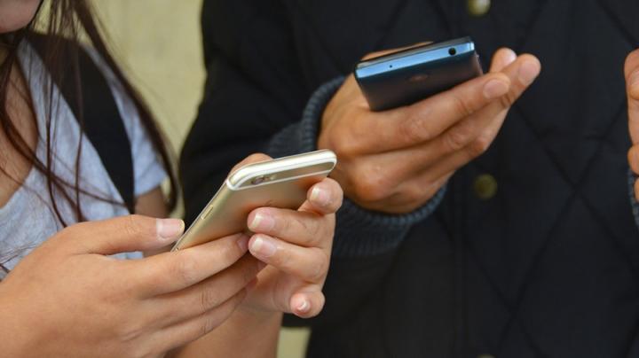 España prohibió el uso de celulares en las aulas