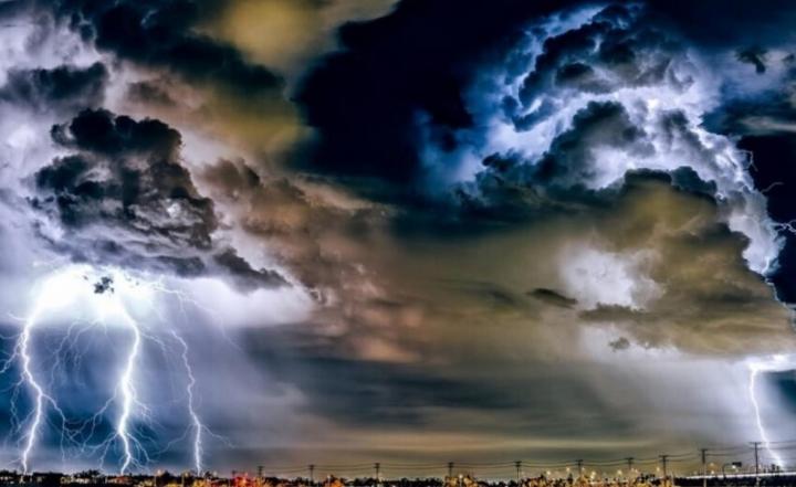 Rigen alertas amarilla y naranja por tormentas fuertes