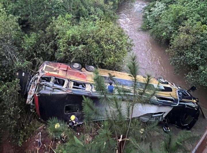 Un colectivo cayó a un arroyo: 9 muertos y 29 heridos