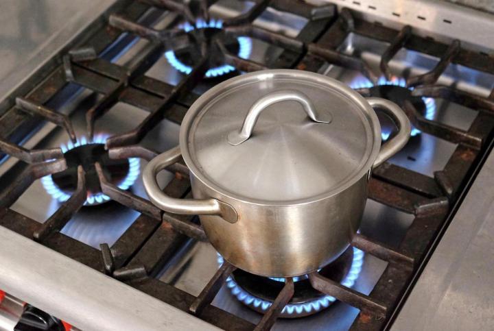 El Gobierno libera tarifas: suben el gas, la luz y la nafta