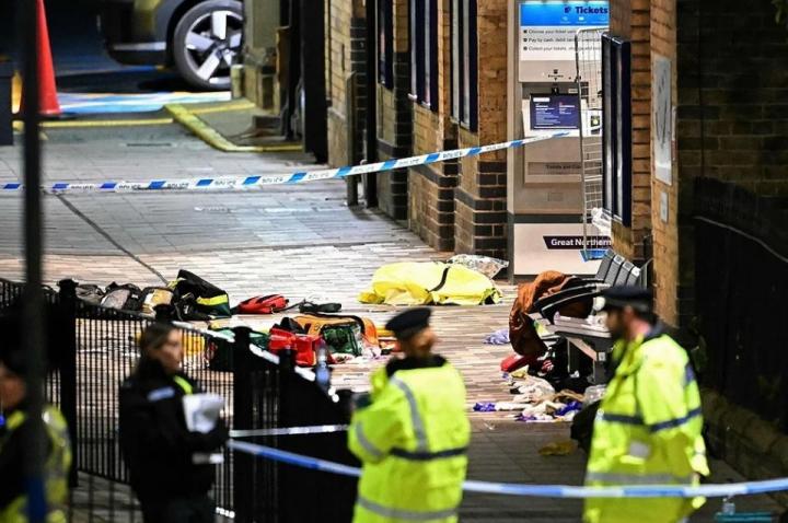 Horror en un tren de Londres: diez apuñalados