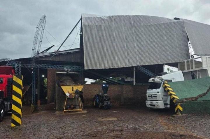 Temporal en Misiones: autos destrozados y techos volados