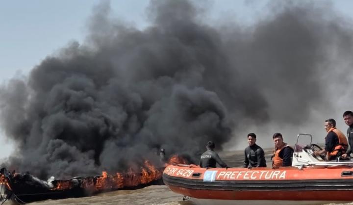 Rescatan a dos personas de una embarcación en llamas