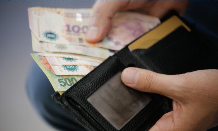 Salario mínimo: Milei fijó aumentos escalonados hasta agosto 2026