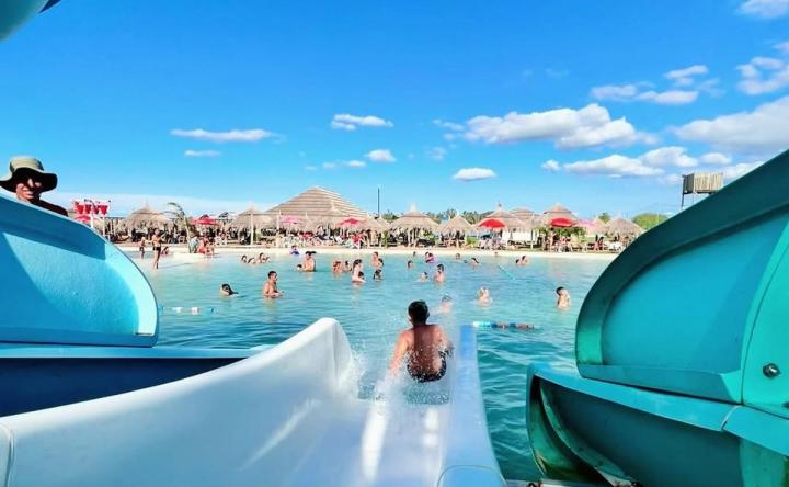 El parque acuático de Miramar de Ansenuza con vista a la laguna