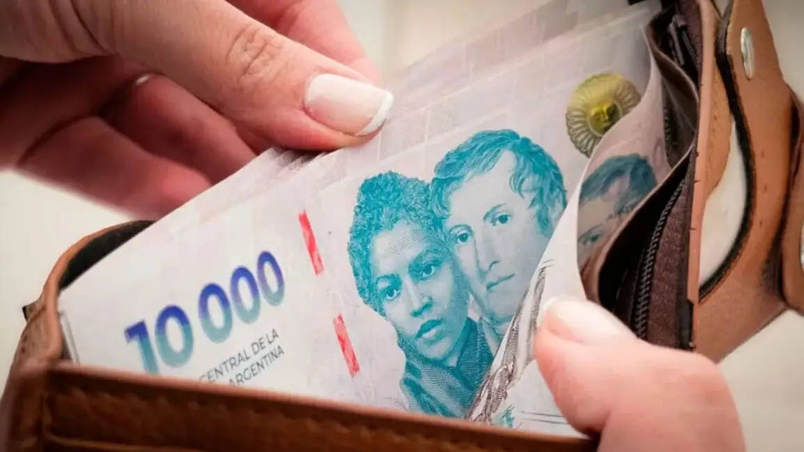 El 72% de los empleados argentinos gana menos de $1 millón