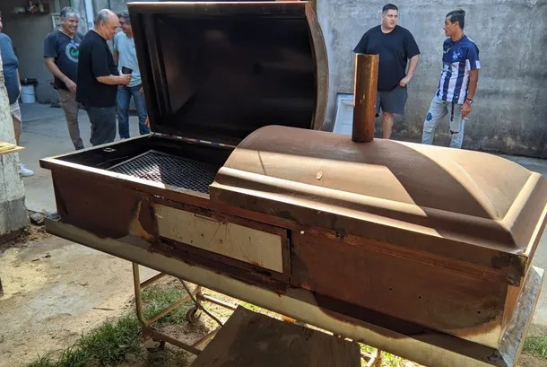 El asado de fin de año en una fábrica de ataúdes que es viral