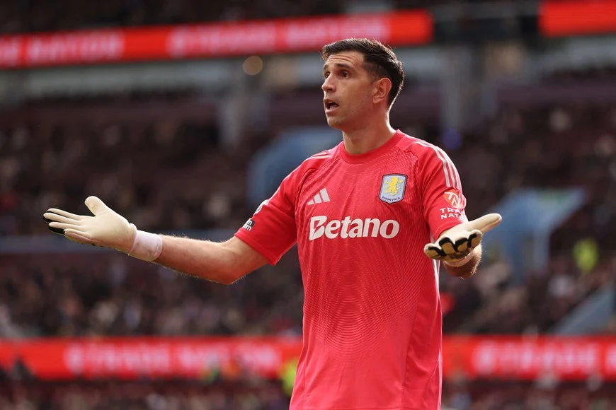 El Dibu Martínez, entre los 10 mejores arqueros del mundo