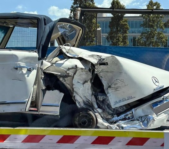Un auto de colección chocó en Panamericana y quedó destruido