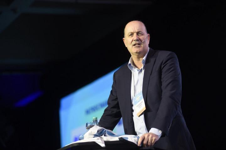 Sturzenegger: “Los que vacacionan en el exterior son héroes”