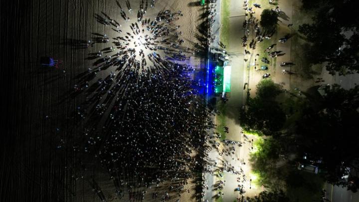 3000 personas celebraron en la playa la llegada del año nuevo