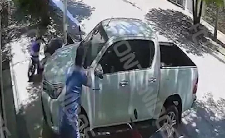 Le rompió el parabrisas por escuchar Arjona a todo volumen