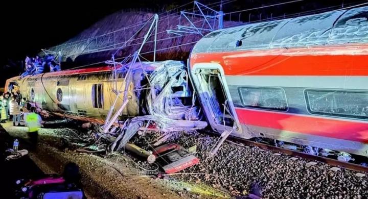 Chocan 2 trenes de alta velocidad: 7 muertos y 100 heridos