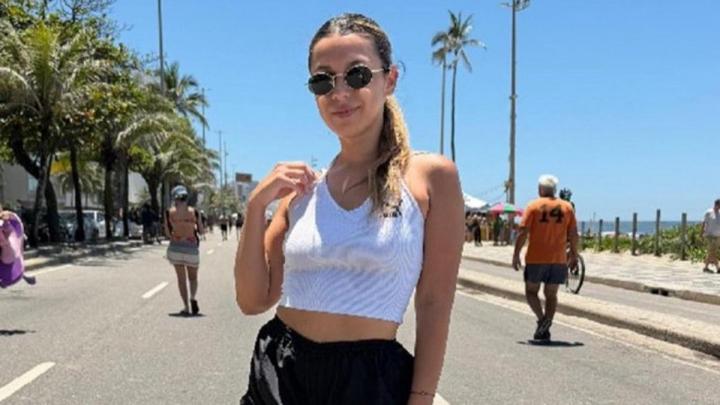 Se complica la situación de la argentina detenida por gestos racistas